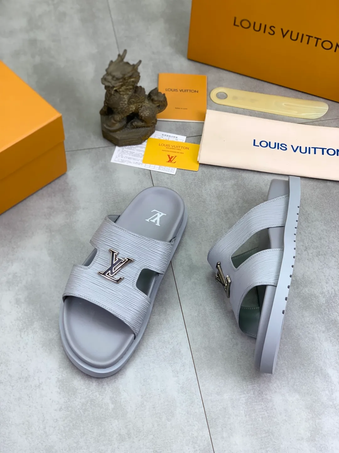 Men's shoes 💰P300💰【New style】🆘 Original quality 【LOUIS VUITTON】The popular Louis Vuitton LV men's slippers on the official website are on sale simultaneously! Original fabric imported from Italy, original factory special supply, code number: 38-44 (45 customized), many colors available